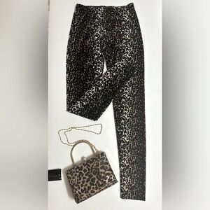 trendy leopard Printed Leggings. Perfect for the fashion-forward woman.